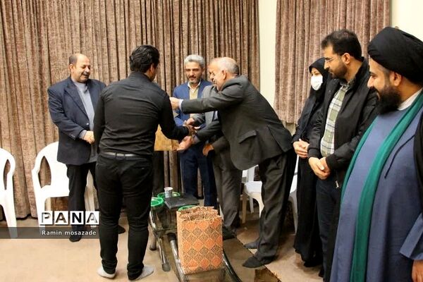مراسم تجلیل از دانشجویان رتبه برتر کنکور سراسری در دفتر امام جمعه بخش رودهن