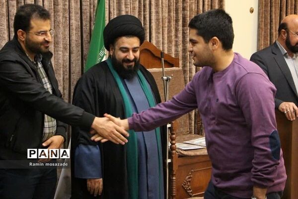 مراسم تجلیل از دانشجویان رتبه برتر کنکور سراسری در دفتر امام جمعه بخش رودهن