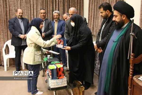 مراسم تجلیل از دانشجویان رتبه برتر کنکور سراسری در دفتر امام جمعه بخش رودهن