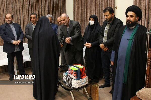 مراسم تجلیل از دانشجویان رتبه برتر کنکور سراسری در دفتر امام جمعه بخش رودهن