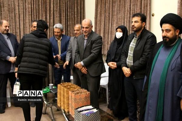 مراسم تجلیل از دانشجویان رتبه برتر کنکور سراسری در دفتر امام جمعه بخش رودهن