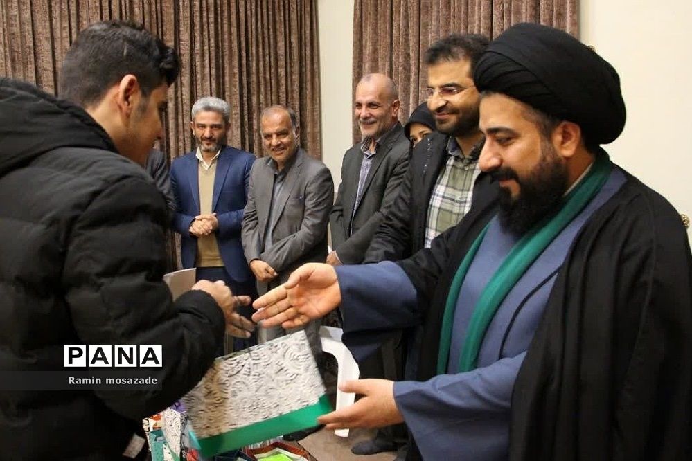مراسم تجلیل از دانشجویان رتبه برتر کنکور سراسری در دفتر امام جمعه بخش رودهن