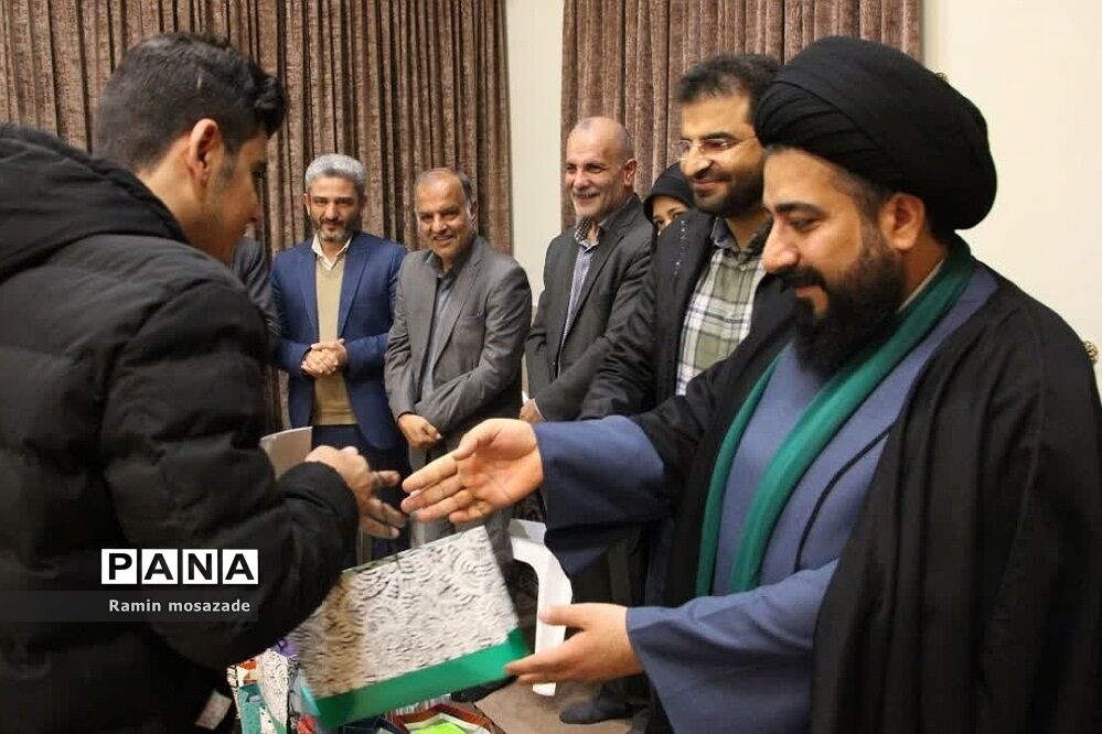 مراسم تجلیل از دانشجویان رتبه برتر کنکور سراسری در دفتر امام جمعه بخش رودهن