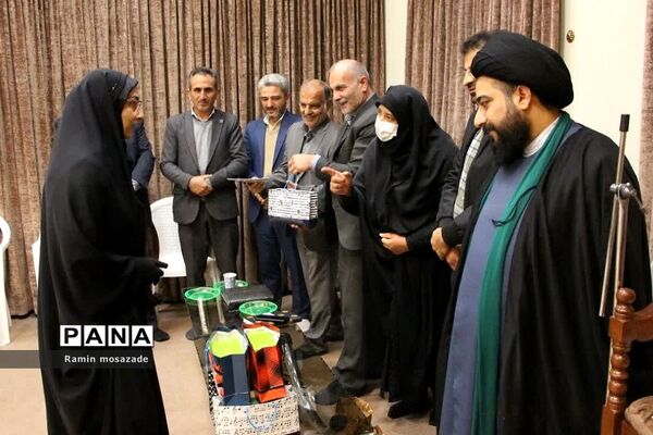 مراسم تجلیل از دانشجویان رتبه برتر کنکور سراسری در دفتر امام جمعه بخش رودهن