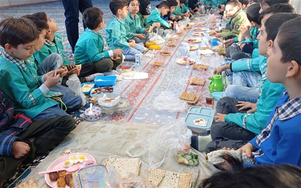 صبحانه سالم با طعم دوستی در دبستان دلاوران ملارد/فیلم