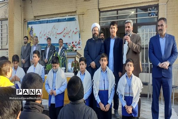 حضور صمیمی نماینده ترشیز کهن به همراه مدیر آموزش و پرورش در دبیرستان آیت الله خامنه‌ای خلیل  آباد