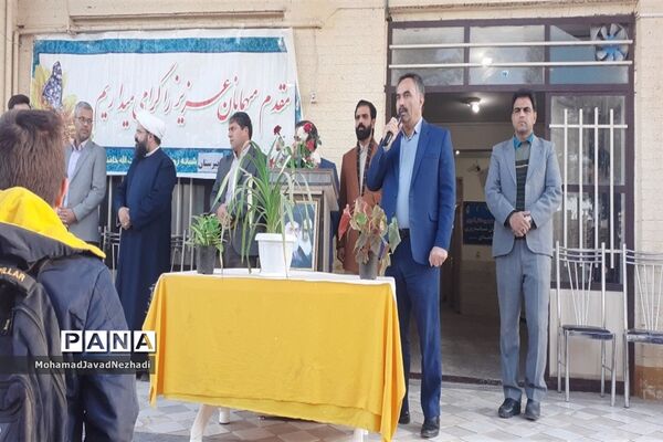 حضور صمیمی نماینده ترشیز کهن به همراه مدیر آموزش و پرورش در دبیرستان آیت الله خامنه‌ای خلیل  آباد
