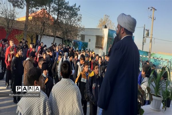 حضور صمیمی نماینده ترشیز کهن به همراه مدیر آموزش و پرورش در دبیرستان آیت الله خامنه‌ای خلیل  آباد