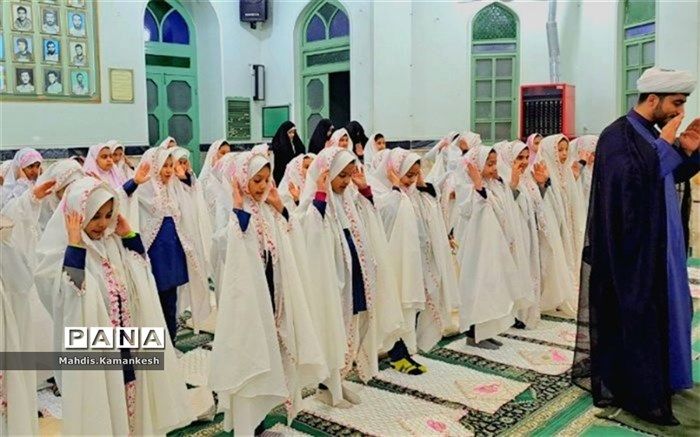 جشن عبادت دانش‌آموزان دختر در پاکدشت / فیلم