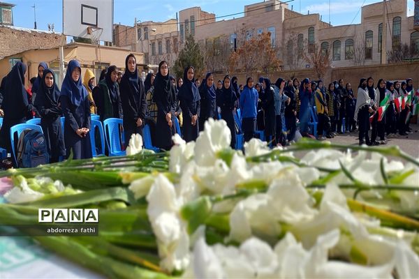 استقبال دانش‌‌آموزان شهرستان دلیجان از شهیدان  گمنام