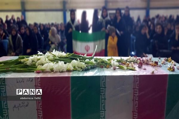 استقبال دانش‌‌آموزان شهرستان دلیجان از شهیدان  گمنام