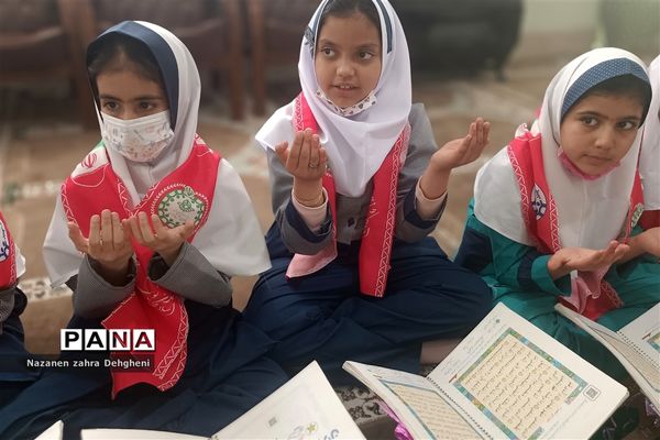 جشن سی و سه روزه قرآن کریم برای پایه سوم ابتدایی در دبستان خدیجه کبری(س)