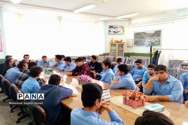 نشست مدیریت و معاونین دبیرستان نمونه آیت الله خامنه‌ای کاشمر با شورای دانش‌آموزی و نمایندگان آموزشی