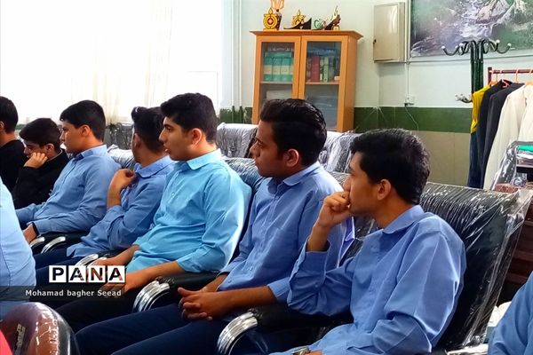 نشست مدیریت و معاونین دبیرستان نمونه آیت الله خامنه‌ای کاشمر با شورای دانش‌آموزی و نمایندگان آموزشی