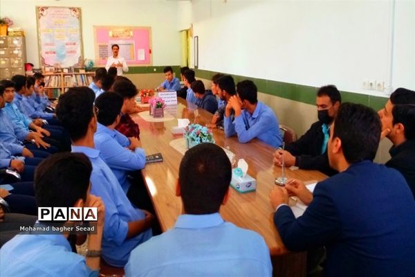 نشست مدیریت و معاونین دبیرستان نمونه آیت الله خامنه‌ای کاشمر با شورای دانش‌آموزی و نمایندگان آموزشی