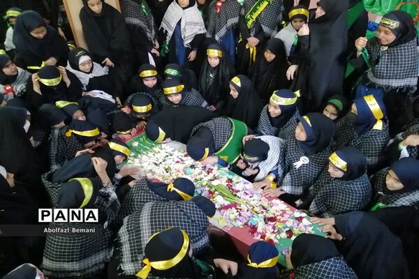استقبال از پیکر مطهر شهید گمنام در مدرسه شاهد مریم قم