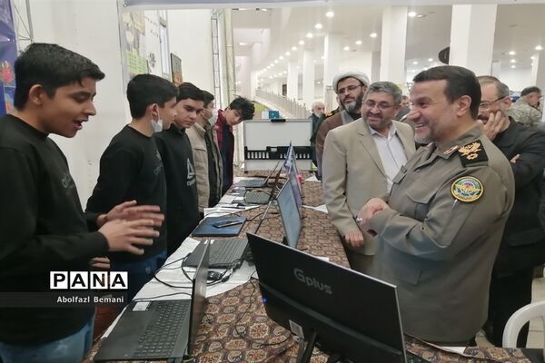 بازدیدرئیس بنیاد حفظ آثار و نشر ارزش‌های دفاع مقدس از تولیدات فناورانه دانش‌آموزان در قم