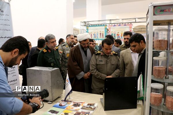 بازدیدرئیس بنیاد حفظ آثار و نشر ارزش‌های دفاع مقدس از تولیدات فناورانه دانش‌آموزان در قم