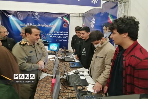 بازدیدرئیس بنیاد حفظ آثار و نشر ارزش‌های دفاع مقدس از تولیدات فناورانه دانش‌آموزان در قم