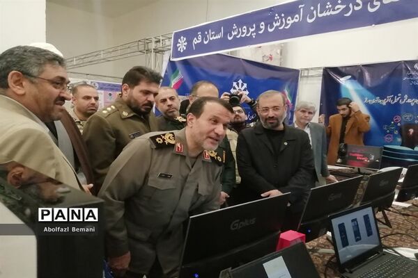 بازدیدرئیس بنیاد حفظ آثار و نشر ارزش‌های دفاع مقدس از تولیدات فناورانه دانش‌آموزان در قم