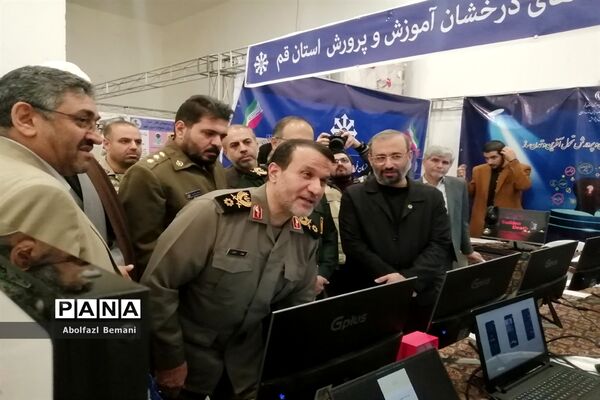 بازدیدرئیس بنیاد حفظ آثار و نشر ارزش‌های دفاع مقدس از تولیدات فناورانه دانش‌آموزان در قم