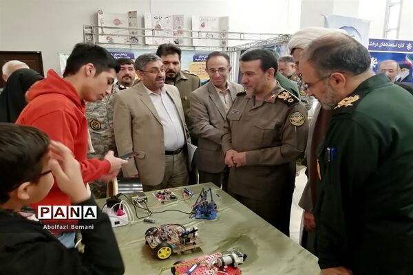 بازدیدرئیس بنیاد حفظ آثار و نشر ارزش‌های دفاع مقدس از تولیدات فناورانه دانش‌آموزان در قم