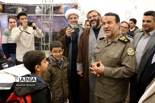 بازدیدرئیس بنیاد حفظ آثار و نشر ارزش‌های دفاع مقدس از تولیدات فناورانه دانش‌آموزان در قم