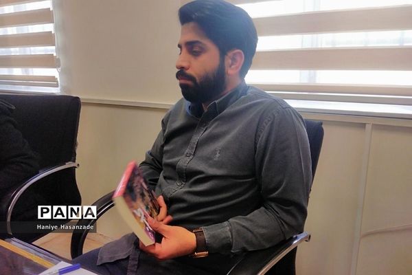 نقدو بررسی کتاب کاخ در فرهنگسرای ایثار اندیشه