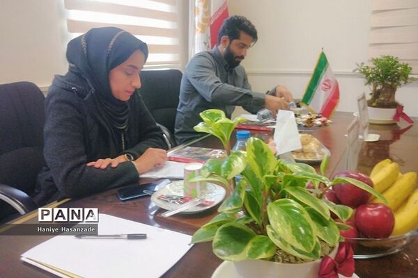 نقدو بررسی کتاب کاخ در فرهنگسرای ایثار اندیشه