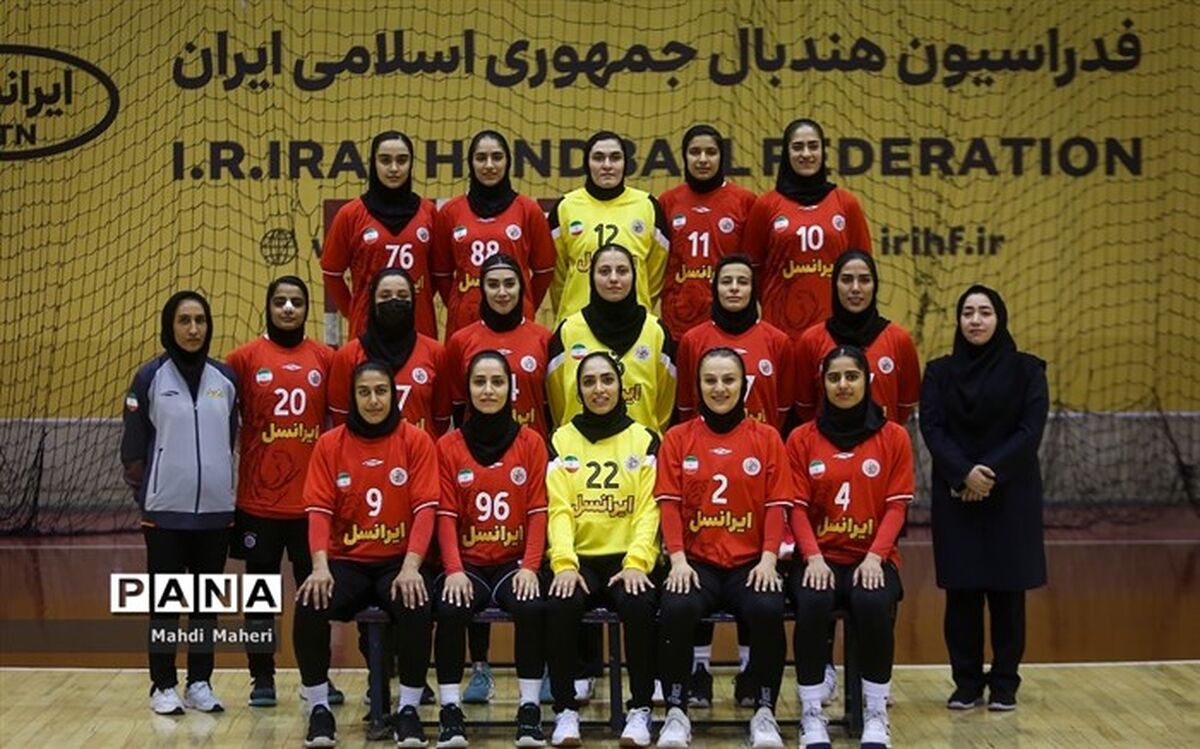 صف‌آرایی بانوان هندبالیست ایران مقابل قزاقستان