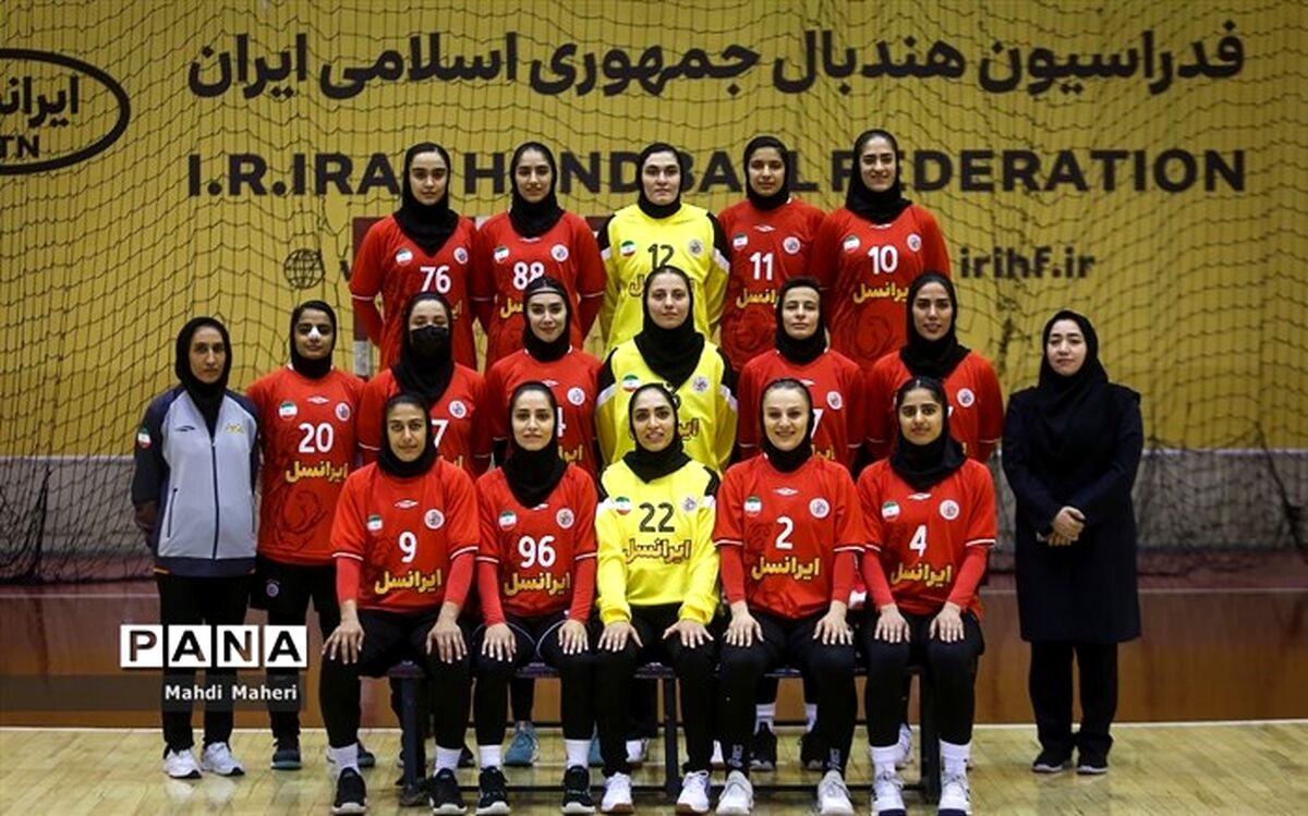 صف‌آرایی بانوان هندبالیست ایران مقابل قزاقستان