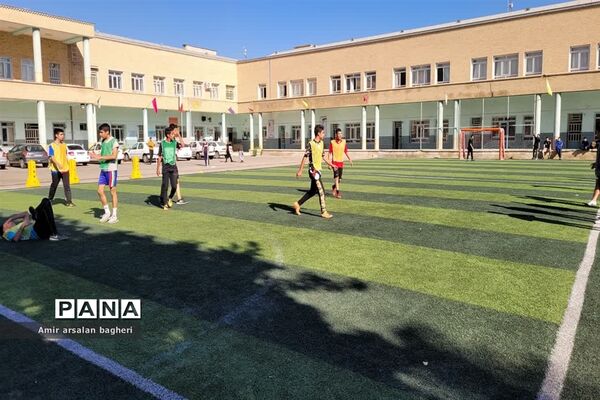 برگزاری المپیاد ورزشی درون مدرسه‌ای در دبیرستان نمازی