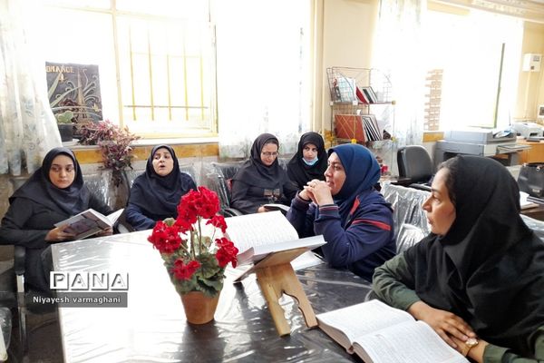 محفل انس با قرآن در دبیرستان آزاده و تربیت رودهن