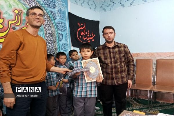 محفل انس با قرآن درآموزشگاه شیخ جنید شهرستان پیشوا