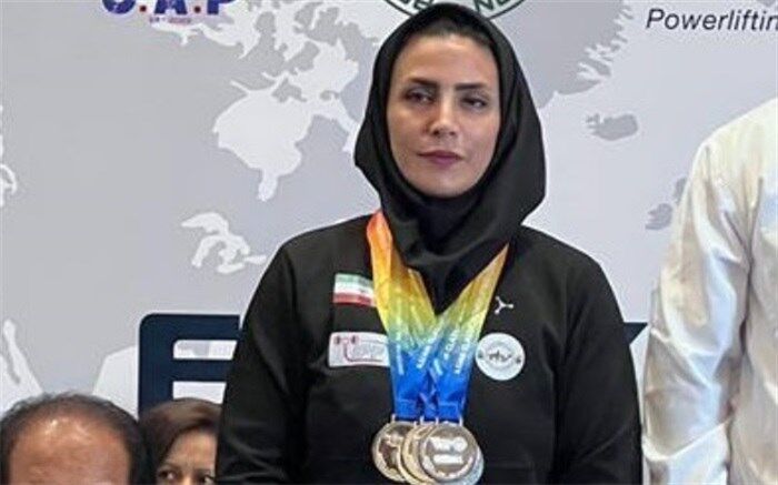 نشان نقره پاورلیفتینگ ‌آسیا‌ ‌بر گردن بانوی ایرانی