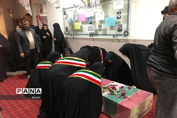 تشییع پیکرشهید گمنام دفاع مقدس در دبیرستان شاهد ارض اقدس