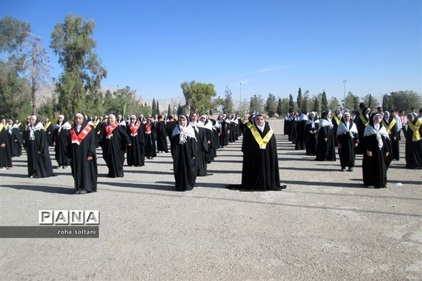 اجرای سرود 313 نفری دانش‌آموزان شهرستان سروستان به‌مناسبت هفته قرآن