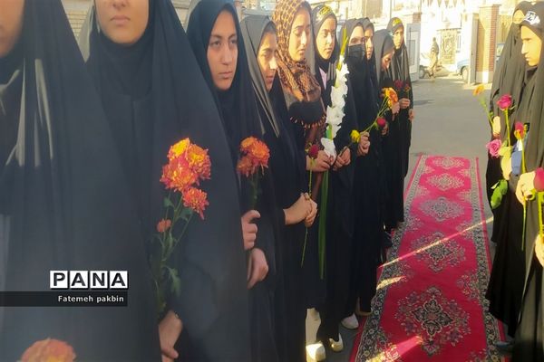 دانش آموزان مدارس اقلید میزبان آلاله گمنام هشت سال دفاع مقدس