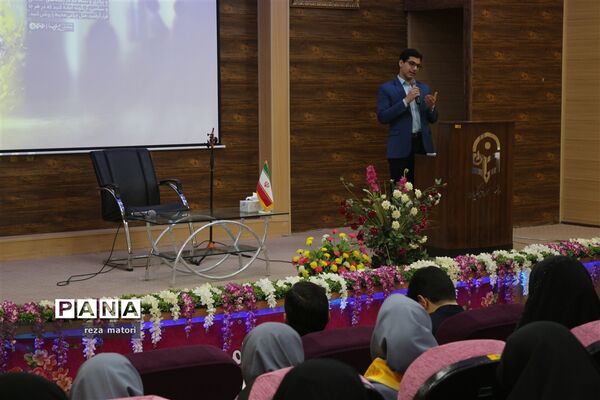 نشست نخبگان نوجوان خوزستان با معاون جوانان وزیر ورزش