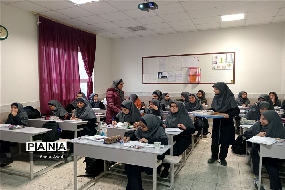 ایستگاه صلواتی به‌مناسبت ایام فاطمیه در آموزشگاه نمونه دولتی فرزانگان ناحیه دو