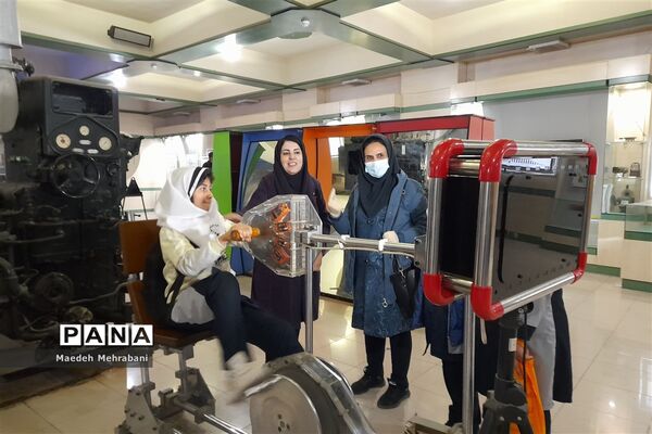 بازدید دانش‌آموزان مدرسه ظریف‌کارفرد از موزه تاریخ طبیعی