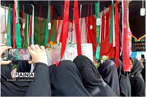 حماسه بی‌بدیل دانش‌آموزان شهرستان آباده در تشییع پیکر مطهر شهید گمنام