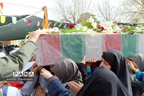 حماسه بی‌بدیل دانش‌آموزان شهرستان آباده در تشییع پیکر مطهر شهید گمنام