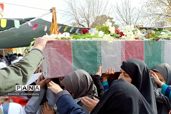 حماسه بی‌بدیل دانش‌آموزان شهرستان آباده در تشییع پیکر مطهر شهید گمنام