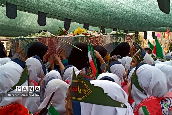 حماسه بی‌بدیل دانش‌آموزان شهرستان آباده در تشییع پیکر مطهر شهید گمنام