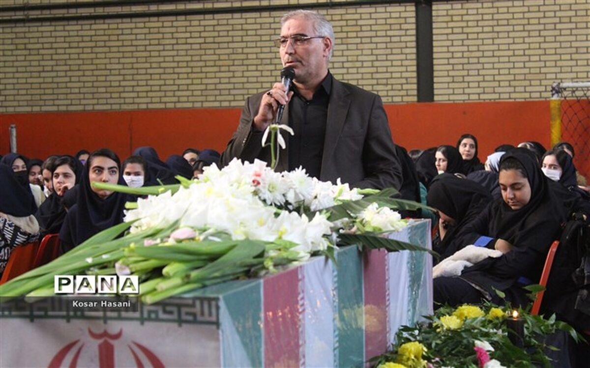 اولین آسیب در فضای مجازی هویت‌زدایی از نوجوانان است