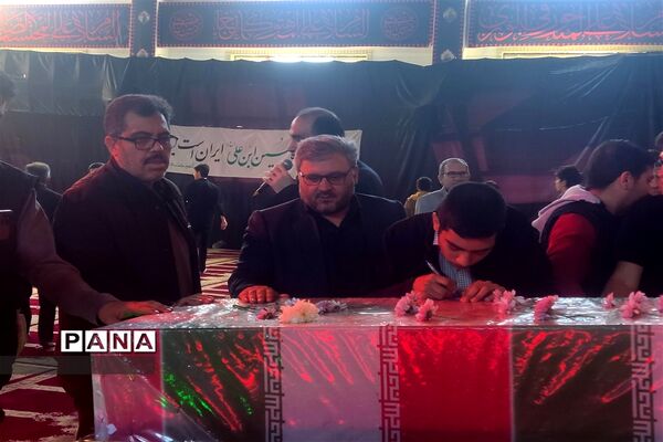وداع دانش‌آموزان دختر و پسر زنجانی با پیکر شهید گمنام