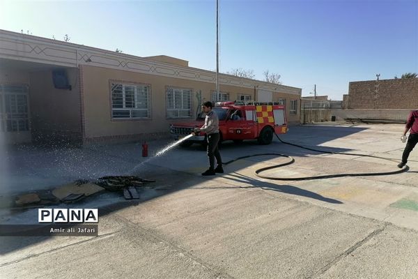 آموزش کمک‌های اولیه و اطفای حریق به دانش‌آموزان پیشتاز