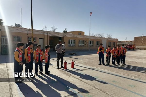 آموزش کمک‌های اولیه و اطفای حریق به دانش‌آموزان پیشتاز