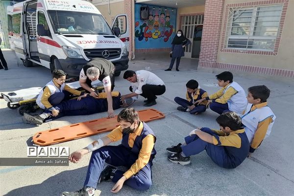 آموزش کمک‌های اولیه و اطفای حریق به دانش‌آموزان پیشتاز